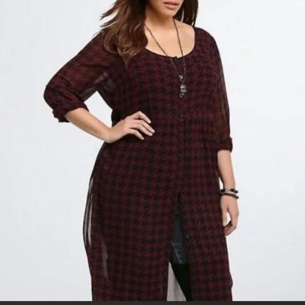 Torrid Button Down Tunic Women 5X Burgundy Black Houndstooth Chiffon Academia